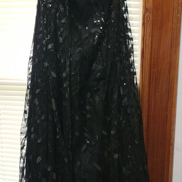 Black gown - Picture 2 of 5
